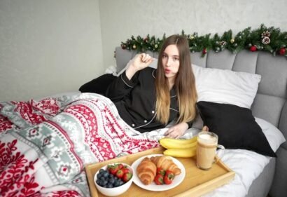 Chị kế thưởng thức chuối vào buổi sáng của ngày Giáng sinh